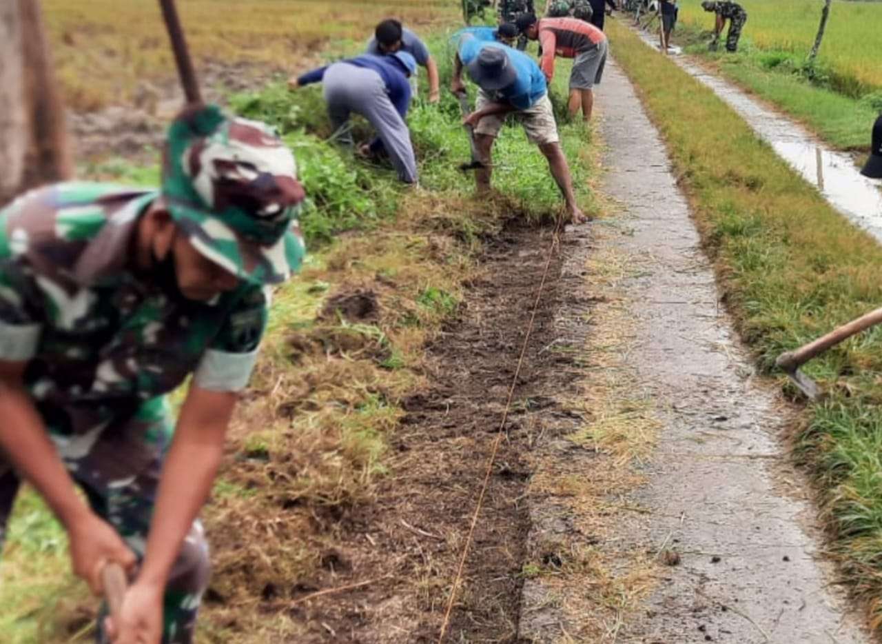 Gotong Royong Warga dan Babinsa Desa Gilirejo: Jaga Kebersihan Lingkungan