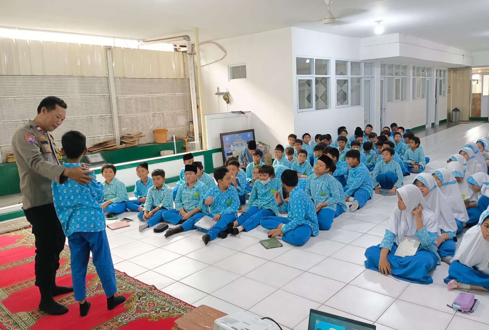 Police Goes to School: Polsek Kembangan Edukasi Siswa SIT Citra Az-Zahra Tentang Bahaya Kenakalan Remaja