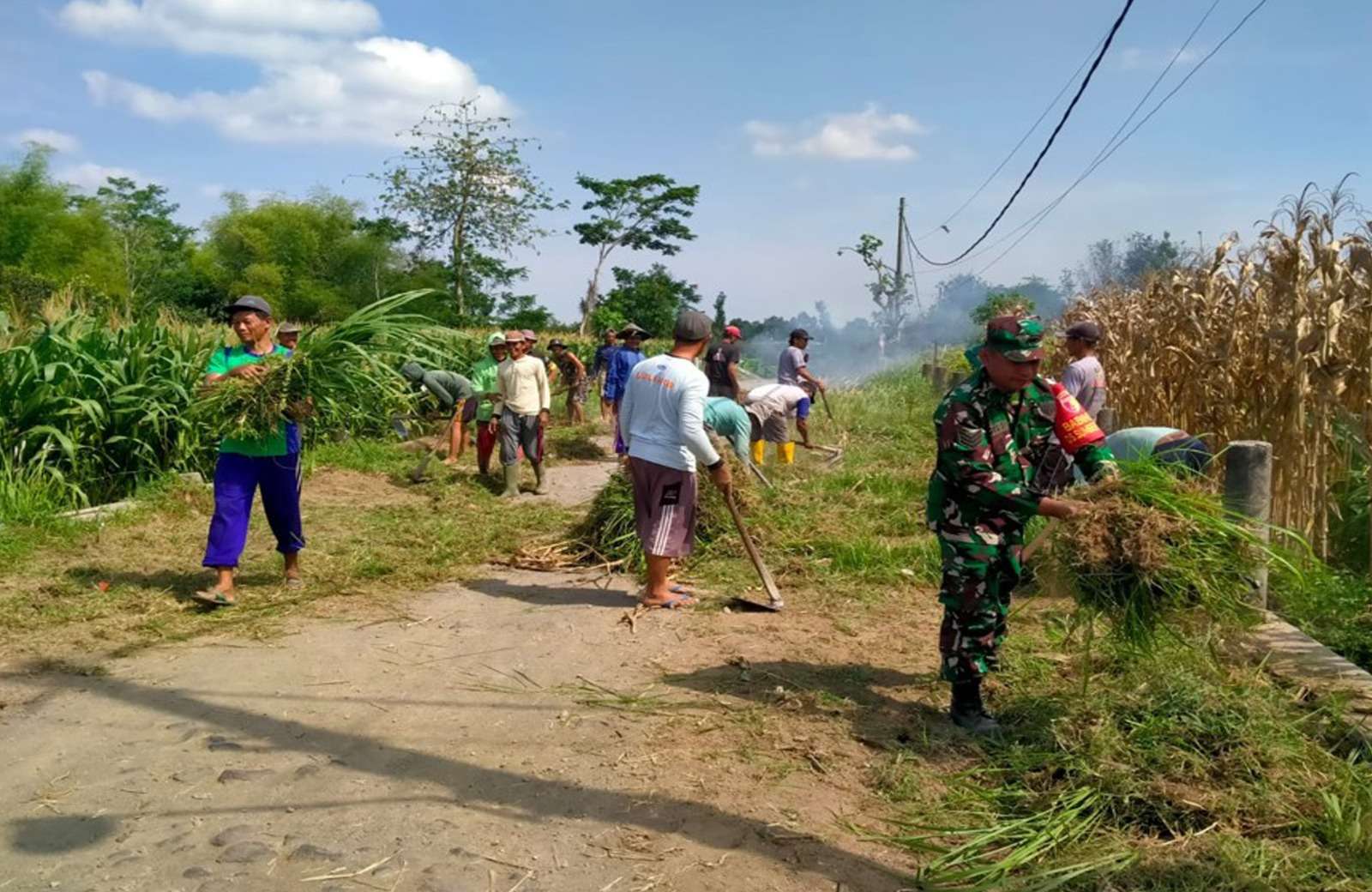 Babinsa Koramil 0808/08 Udanawu Ajak Warga Blitar Gotong Royong Bersihkan Lingkungan