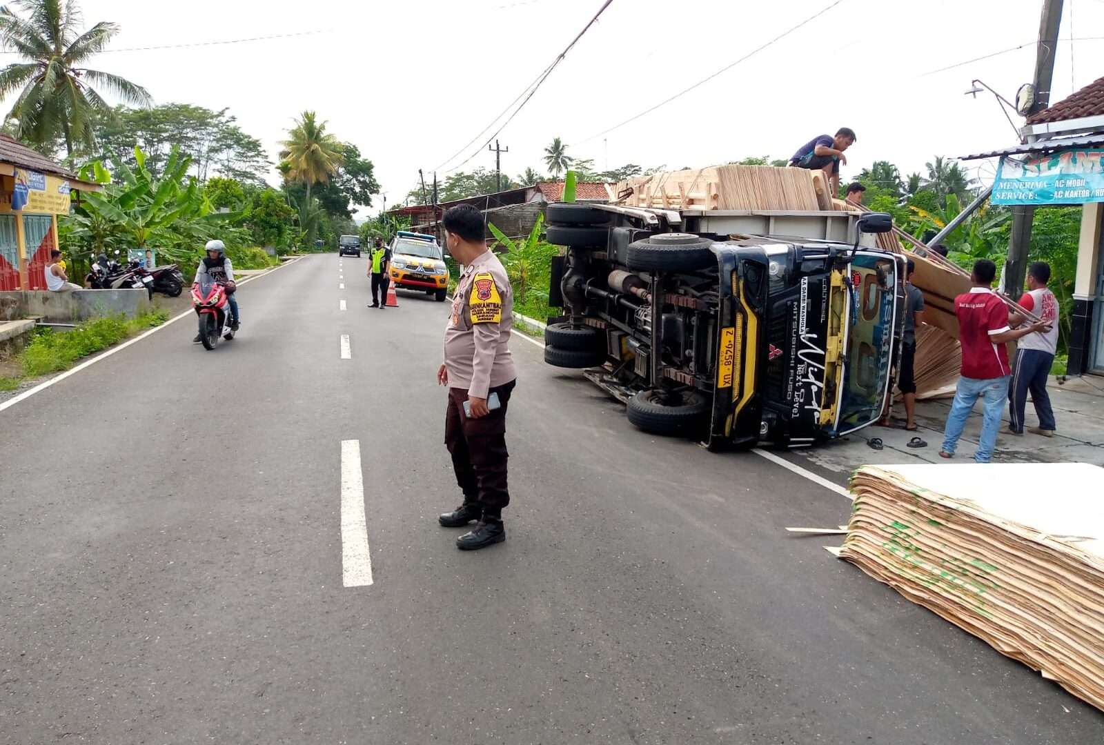 Truk Bermuatan Kayu Lapis Terguling di Mrebet Purbalingga: Tidak Ada Korban Jiwa