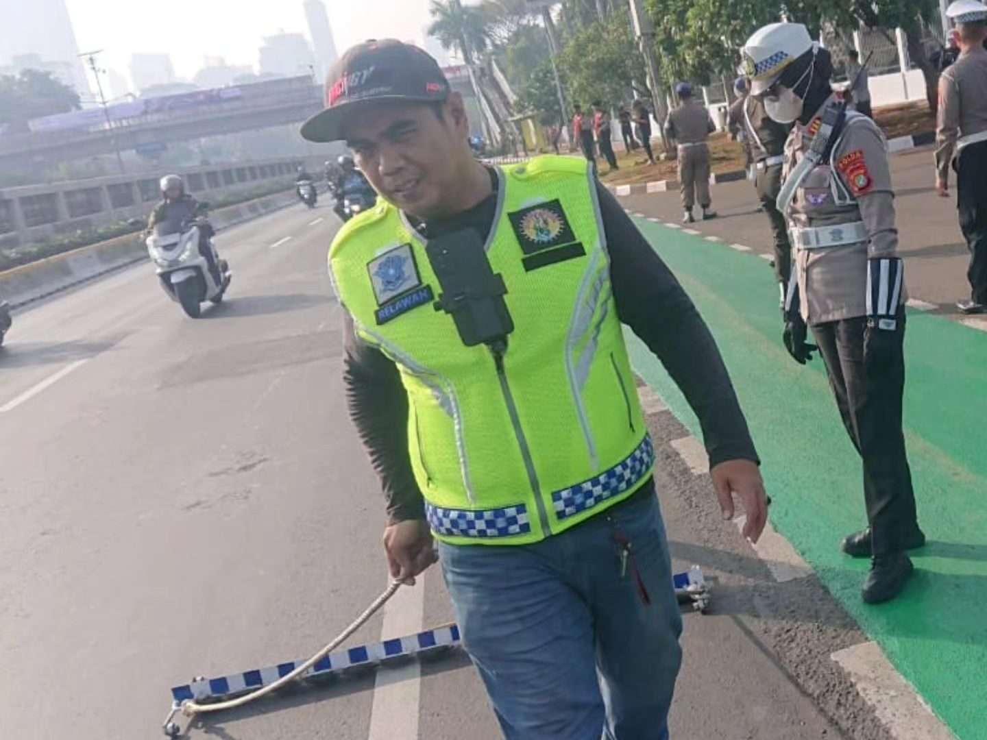 Relawan GBRP Beraksi! Sikat Habis Ranjau Paku di Jalan Protokol Jakarta