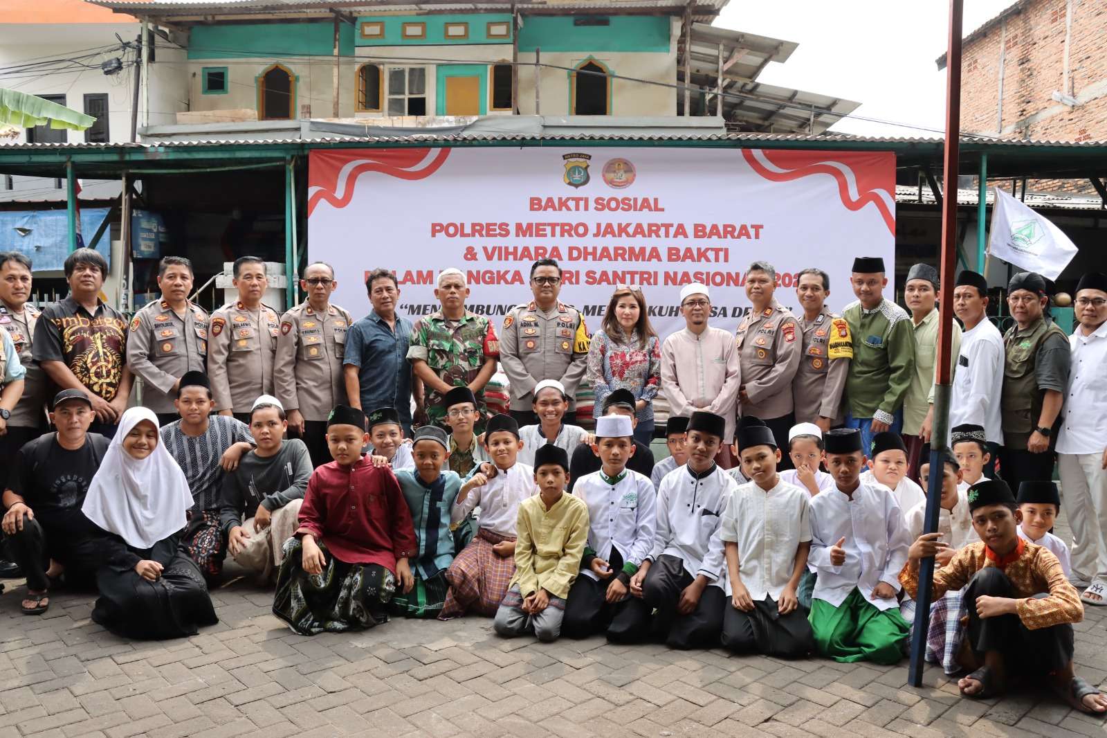 Polsek Metro Tamansari dan Vihara Dharma Bakti Gelar Bakti Sosial di Ponpes Al Bushaeriyah