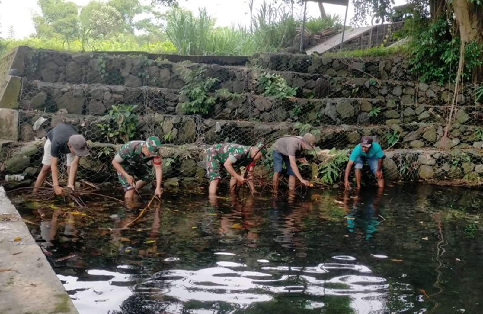 Gotong Royong Babinsa Bersama Warga Desa Duren Bersihkan Embung Judel di Blitar