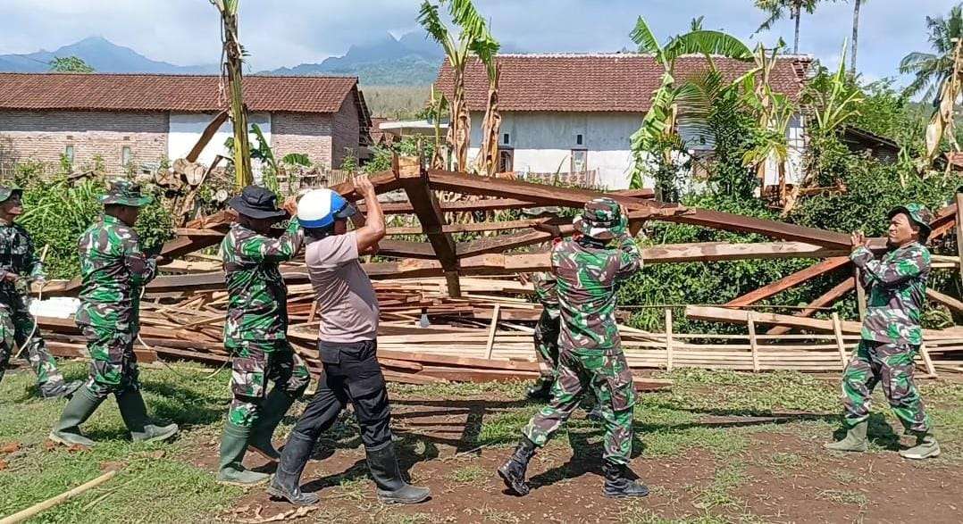 Hujan Deras dan Angin Kencang Rusak Puluhan Rumah di Bondowoso, TNI-Polri Bersinergi Bantu Warga