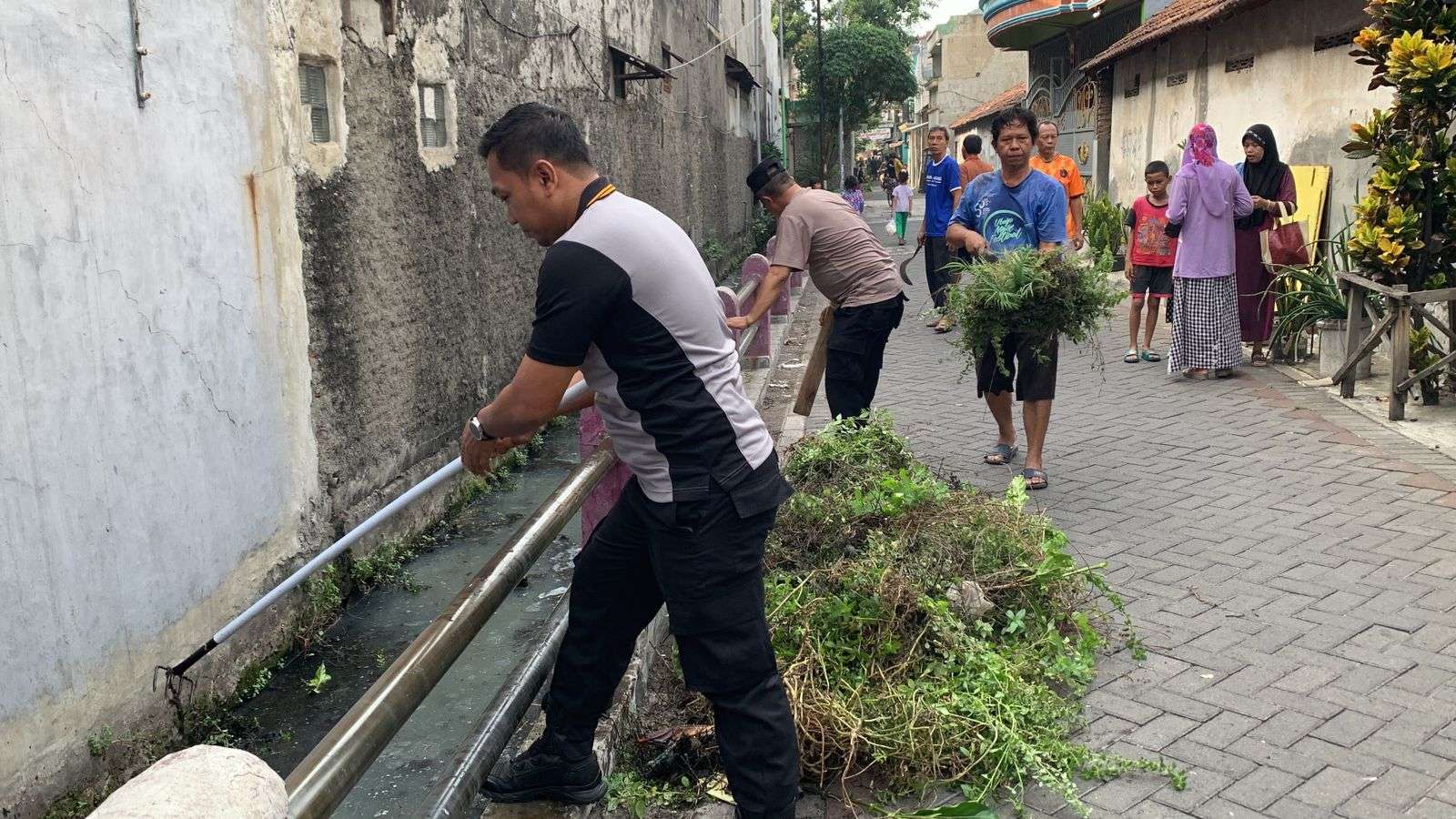 Polsek Gunung Anyar dan Warga Rungkut Tengah Gelar Kerja Bakti Antisipasi Banjir