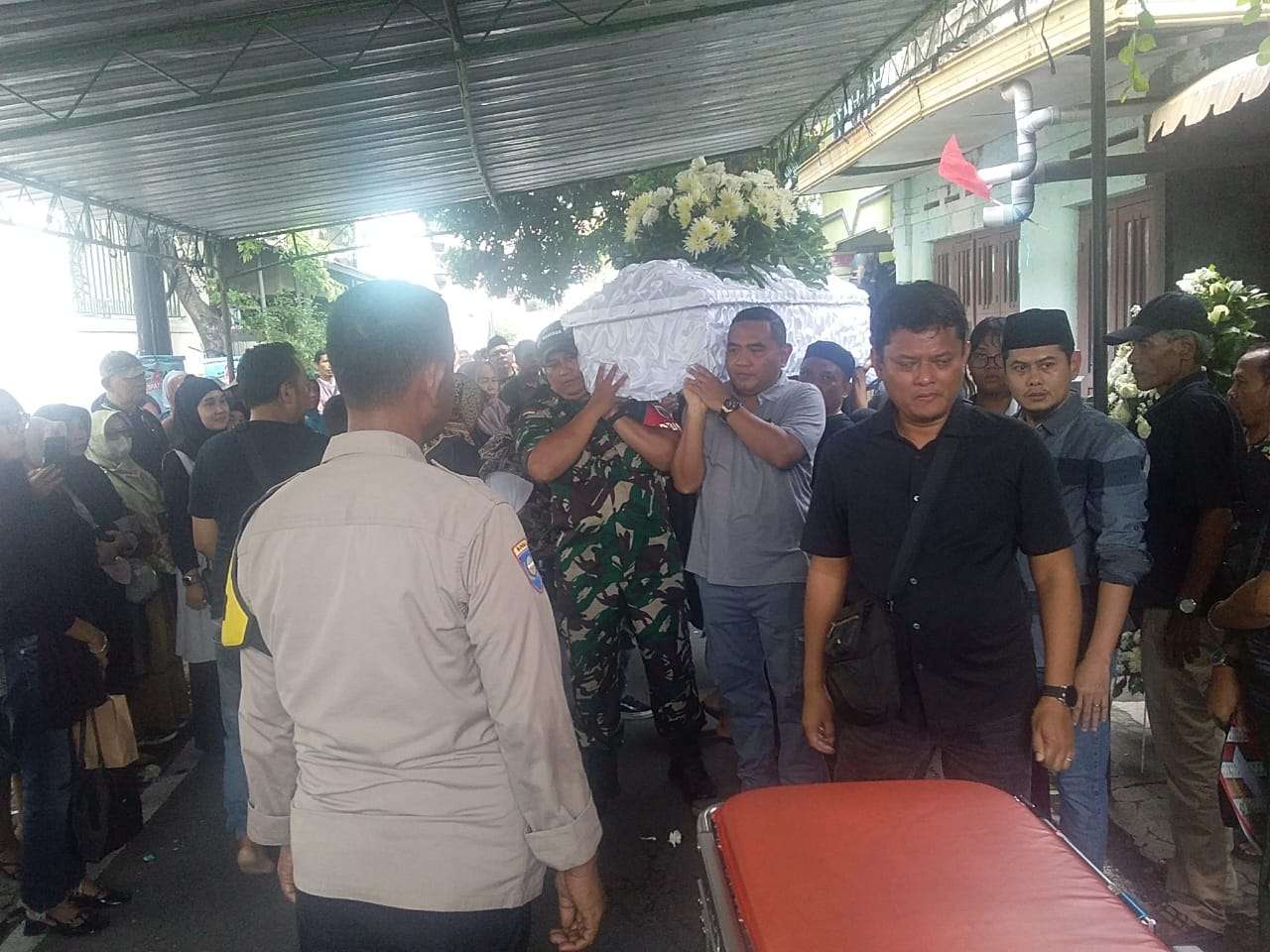 Babinsa Kemlayan Hadiri Pemakaman Warga Sebagai Wujud Kepedulian di Surakarta