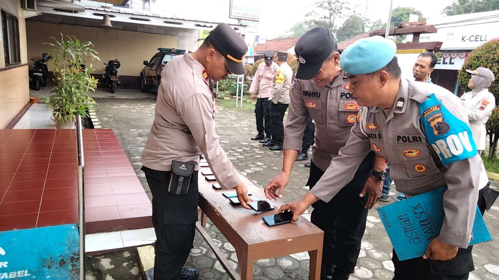 Kapolsek Kemangkon Sidak Handphone Anggota, Pastikan Bebas Judi Online