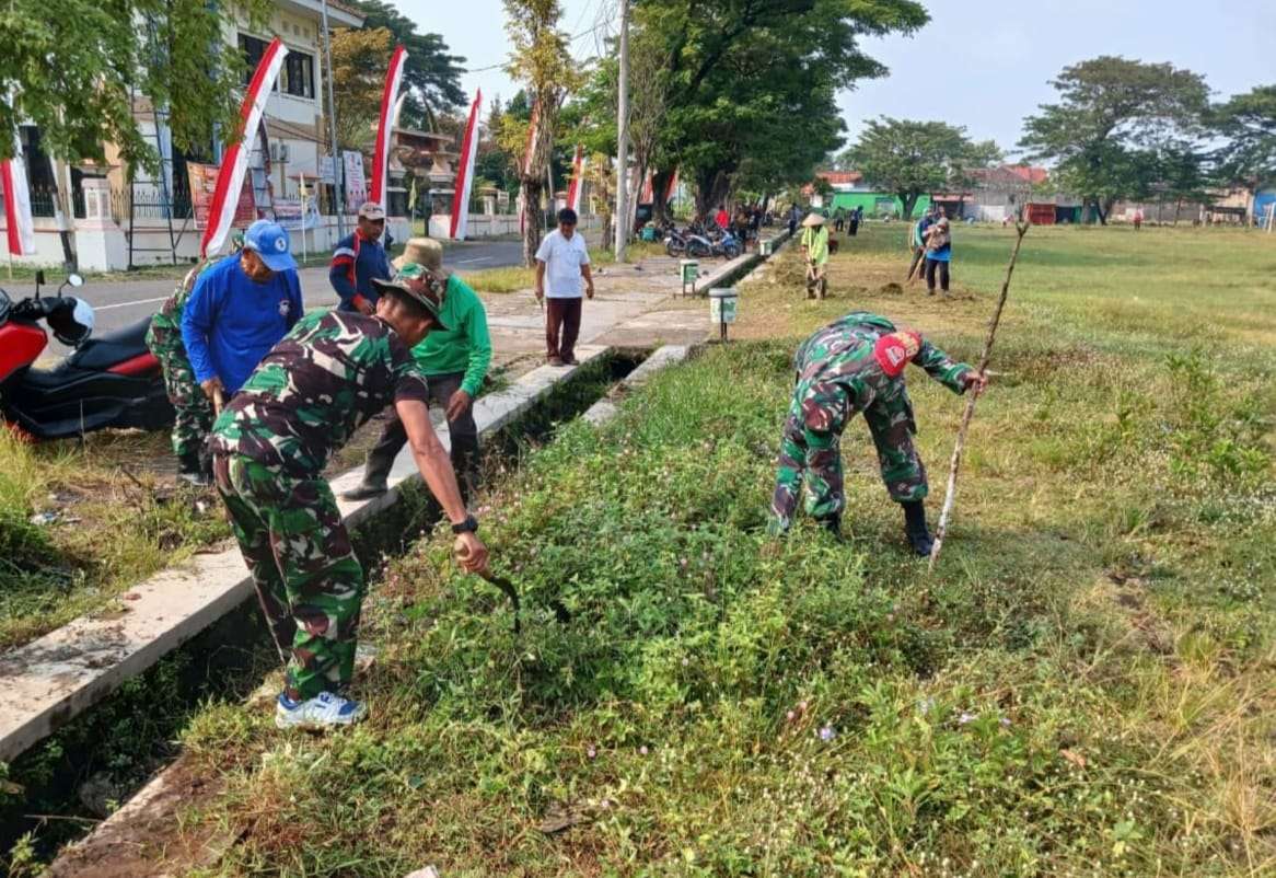 Sinergi TNI dan Warga: Karya Bakti Babinsa Banyurip Jaga Kebersihan Desa