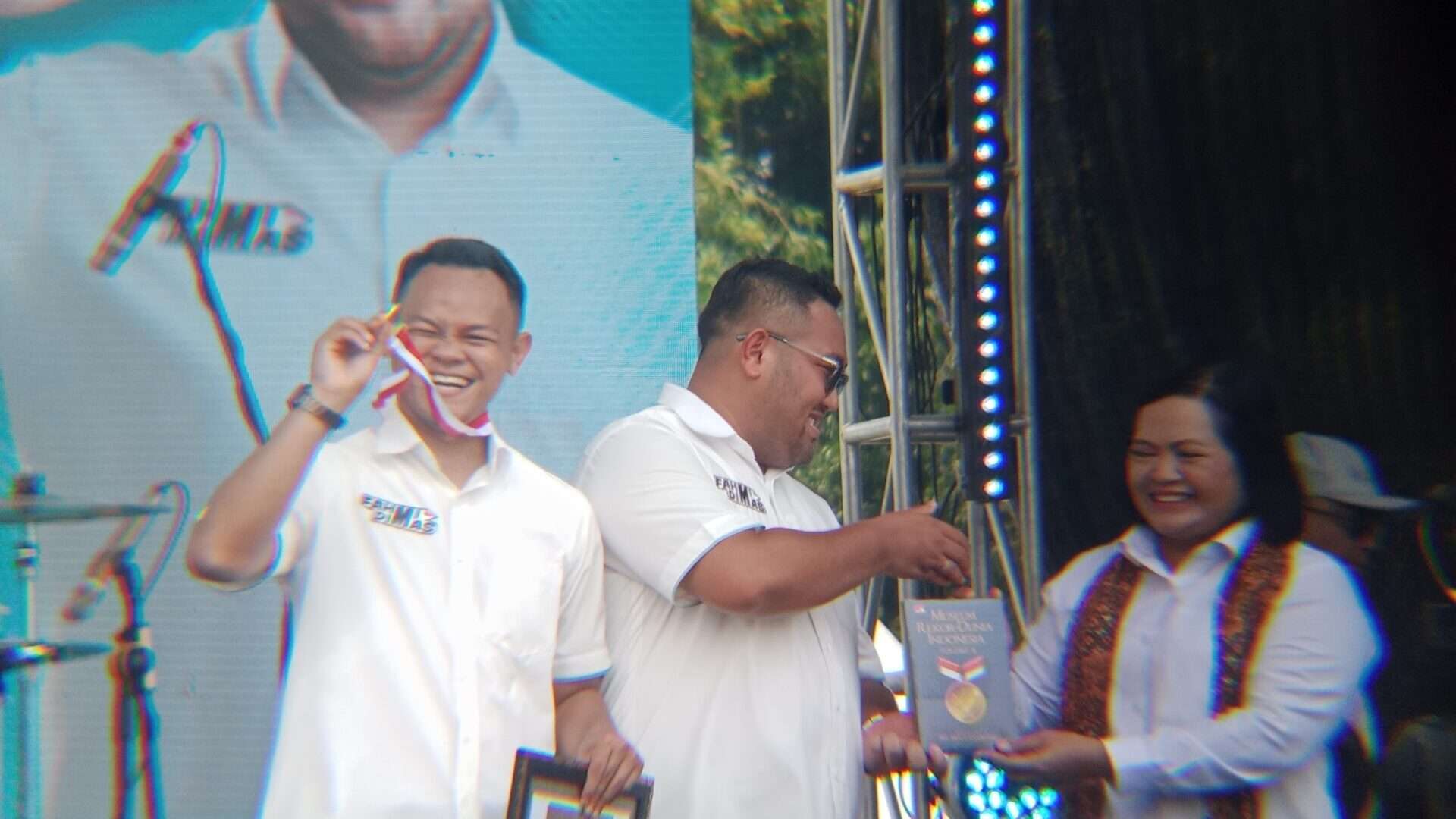 Kampanye Akbar Fahmi-Dimas: Rekor MURI Makan Kue Nopia Sebanyak 12.222 di Purbalingga