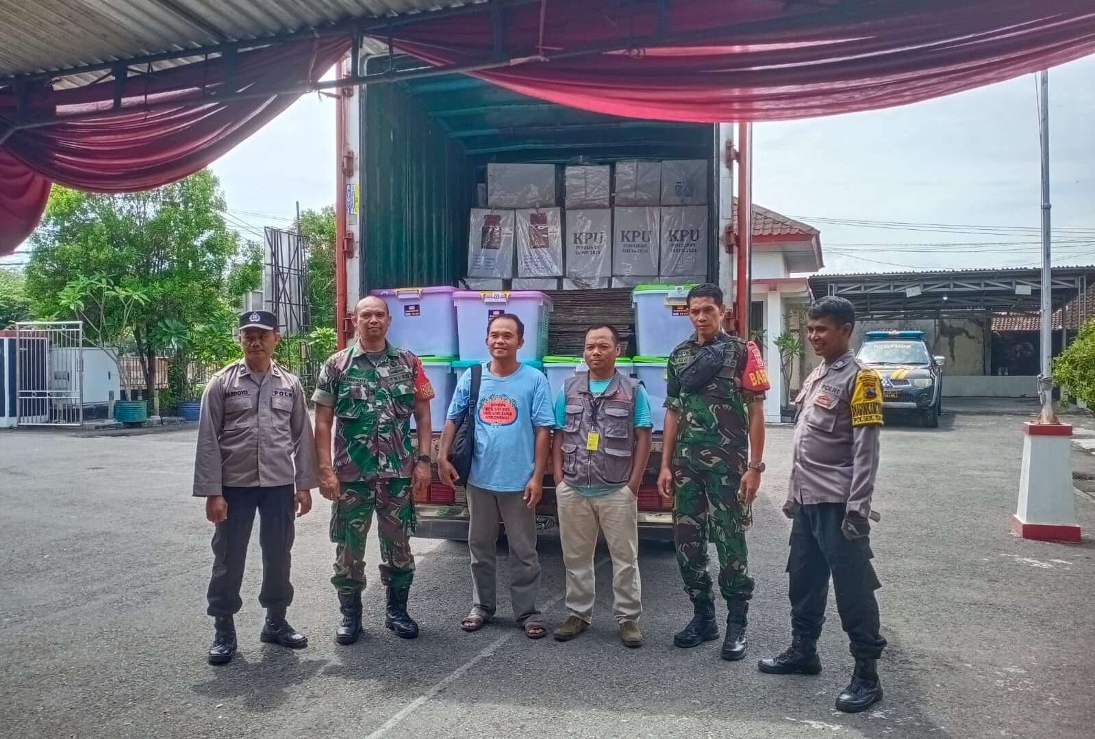 Sinergi TNI-Polri Kawal Kelancaran Pendistribusian Logistik Pemilu 2024 di Boyolali