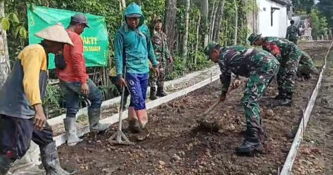 Danramil 12/Gesi Sragen Turut Serta Pembangunan Infrastruktur Desa, Wujud Nyata Kepedulian TNI