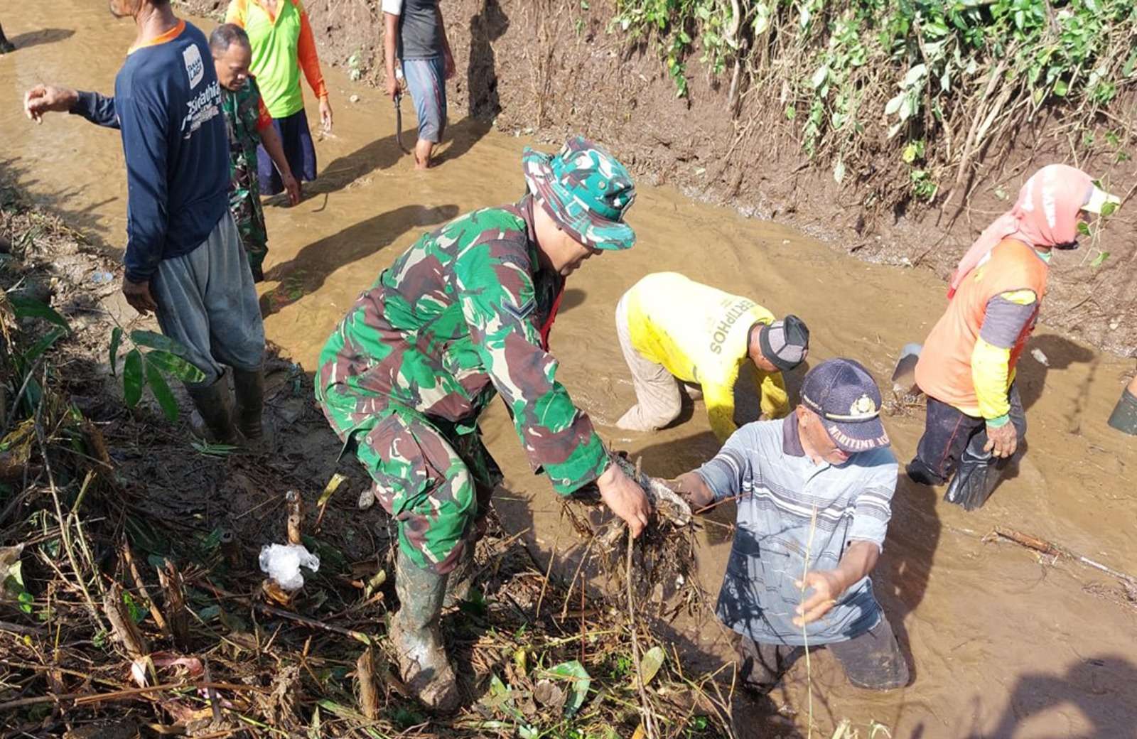 Babinsa Pagergunung Bersama Warga Bersihkan Irigasi, Dukung Program TNI Manunggal Air