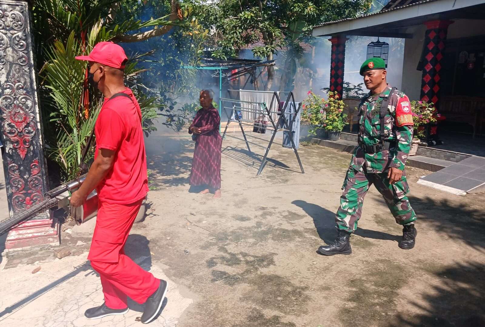 Babinsa Koramil 08/Banyudono Dampingi Fogging, Upaya Cegah Demam Berdarah di Boyolali