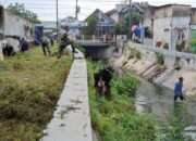 Danramil 03/Serengan Bersama Warga Gelar Aksi Bersih Bantaran Sungai Jenes untuk Lingkungan Asri