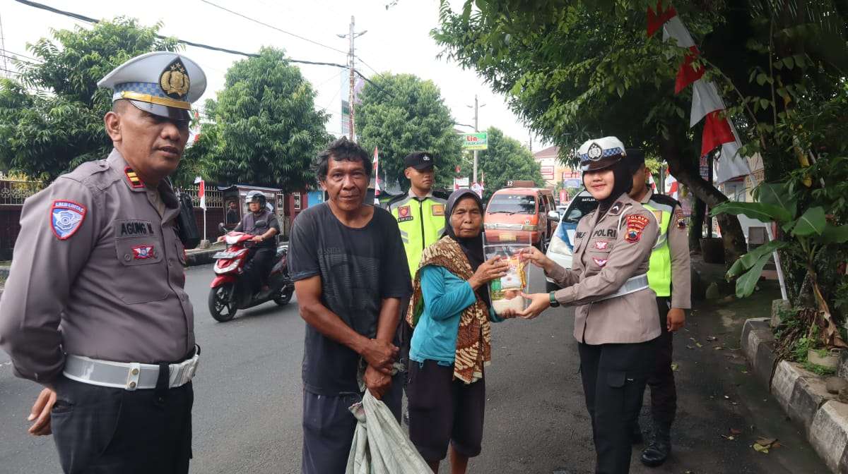 Jumat Berkah Satlantas Polres Purbalingga: Bagikan 100 Paket Sembako untuk Warga