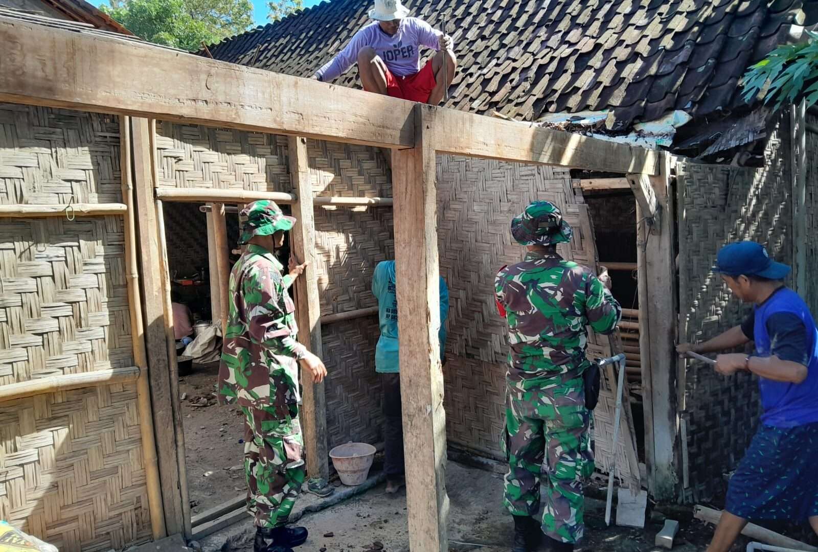 Babinsa Koramil 15/Gemolong Sragen Bantu Renovasi Rumah Warga di Desa Jenalas