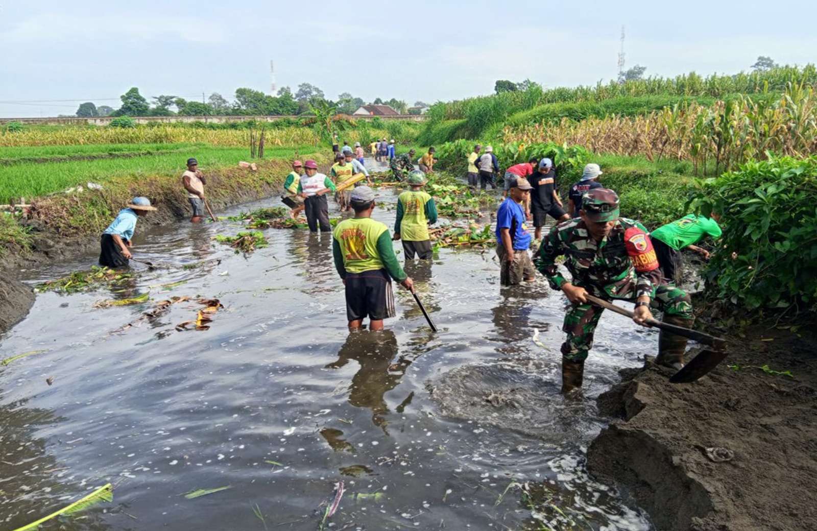 Normalisasi Sungai di Desa Pojok: Kolaborasi Koramil 0808/02 Garum dan Warga Jaga Irigasi Pertanian