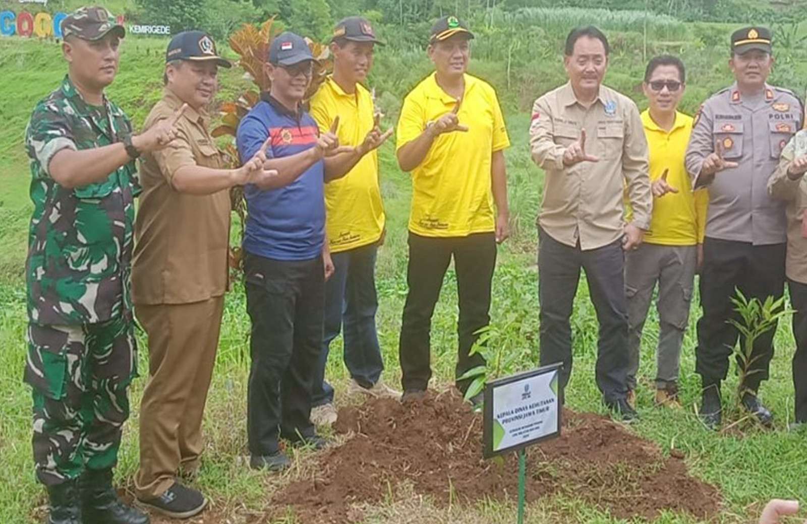 Babinsa Kemirigede Galakkan Penghijauan di Embung Gogoniti Blitar: Dukung Ketahanan Air dan Lingkungan