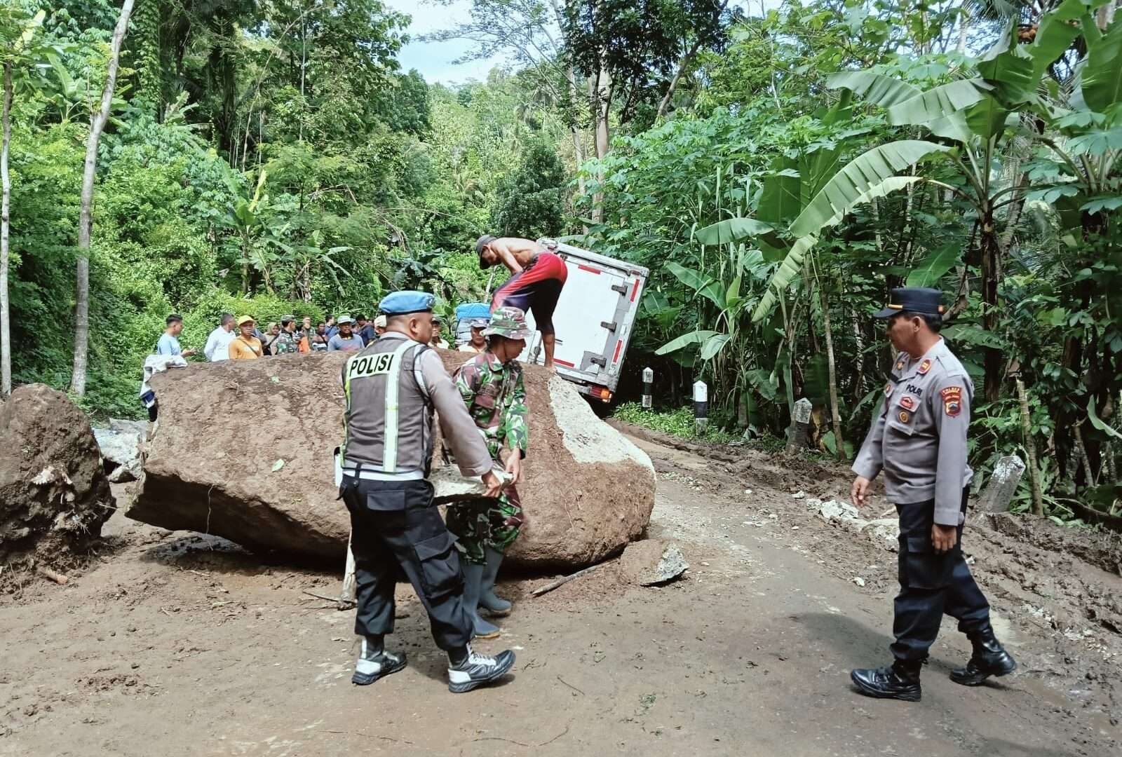 Akses Jalan Sempor-Banjarnegara Kembali Normal Pasca Longsor, Evakuasi Batu Besar Sukses Dilakukan