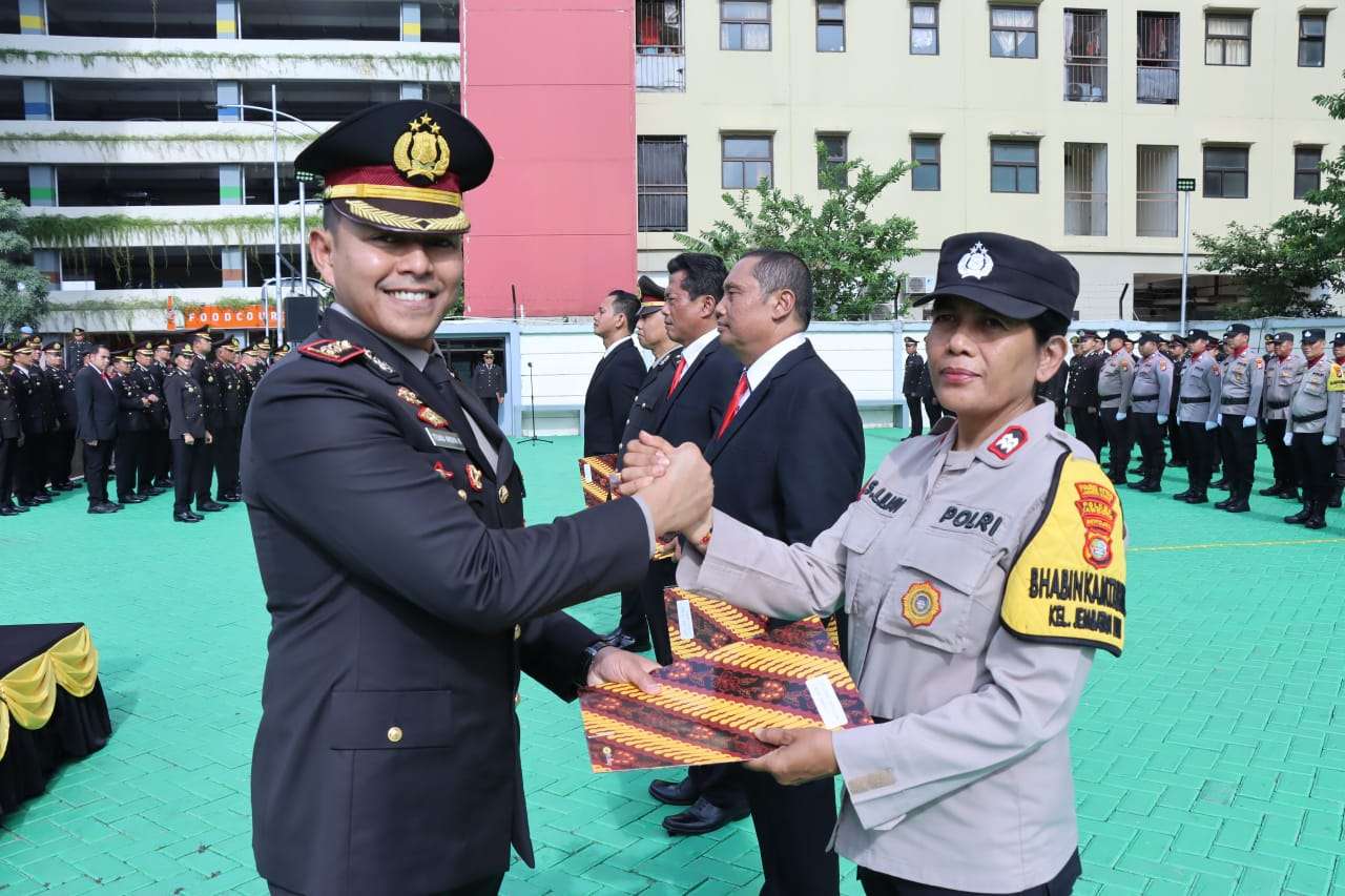 Polres Metro Jakarta Barat Berikan Penghargaan kepada 54 Personel Berprestasi