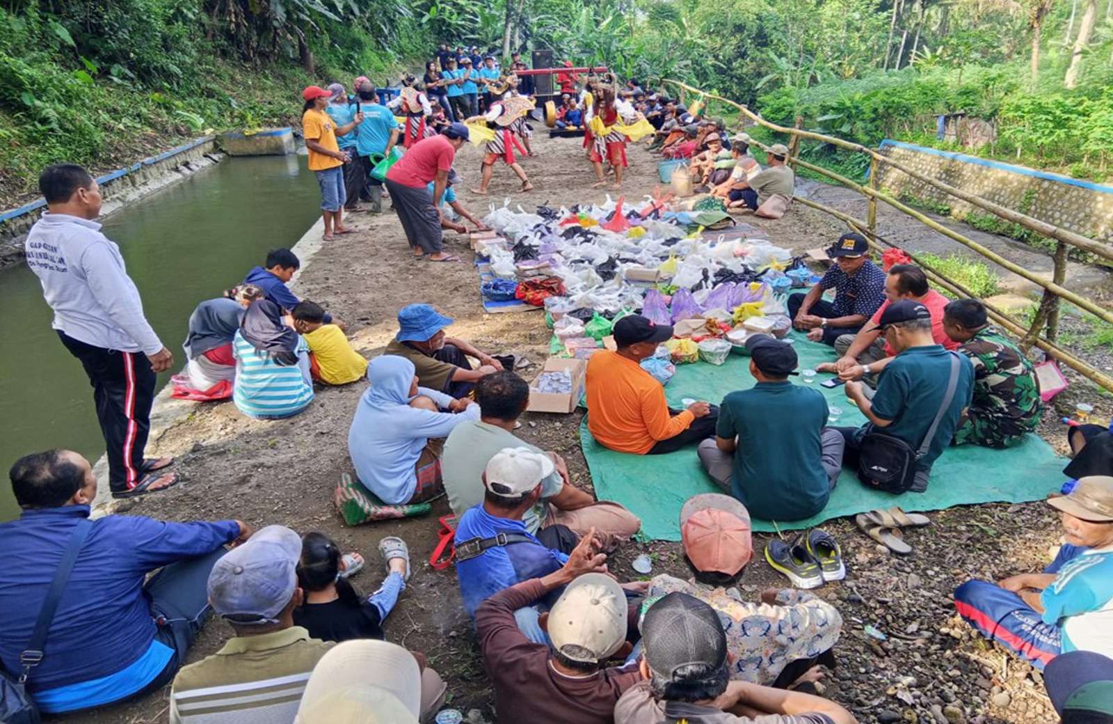 Danramil 0808/02 Garum Pererat Sinergi dengan Petani Desa Karangrejo Melalui Syukuran Tanam Padi