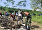 Aksi Bersih Sungai Brantas: Koramil 0808/09 Sutojayan dan Warga Bersatu Jaga Kelestarian Lingkungan