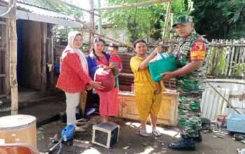 Upaya TNI dalam Menanggulangi Stunting di Blitar: Babinsa Kelurahan Bence Berikan Bantuan Sosial untuk Anak Stunting