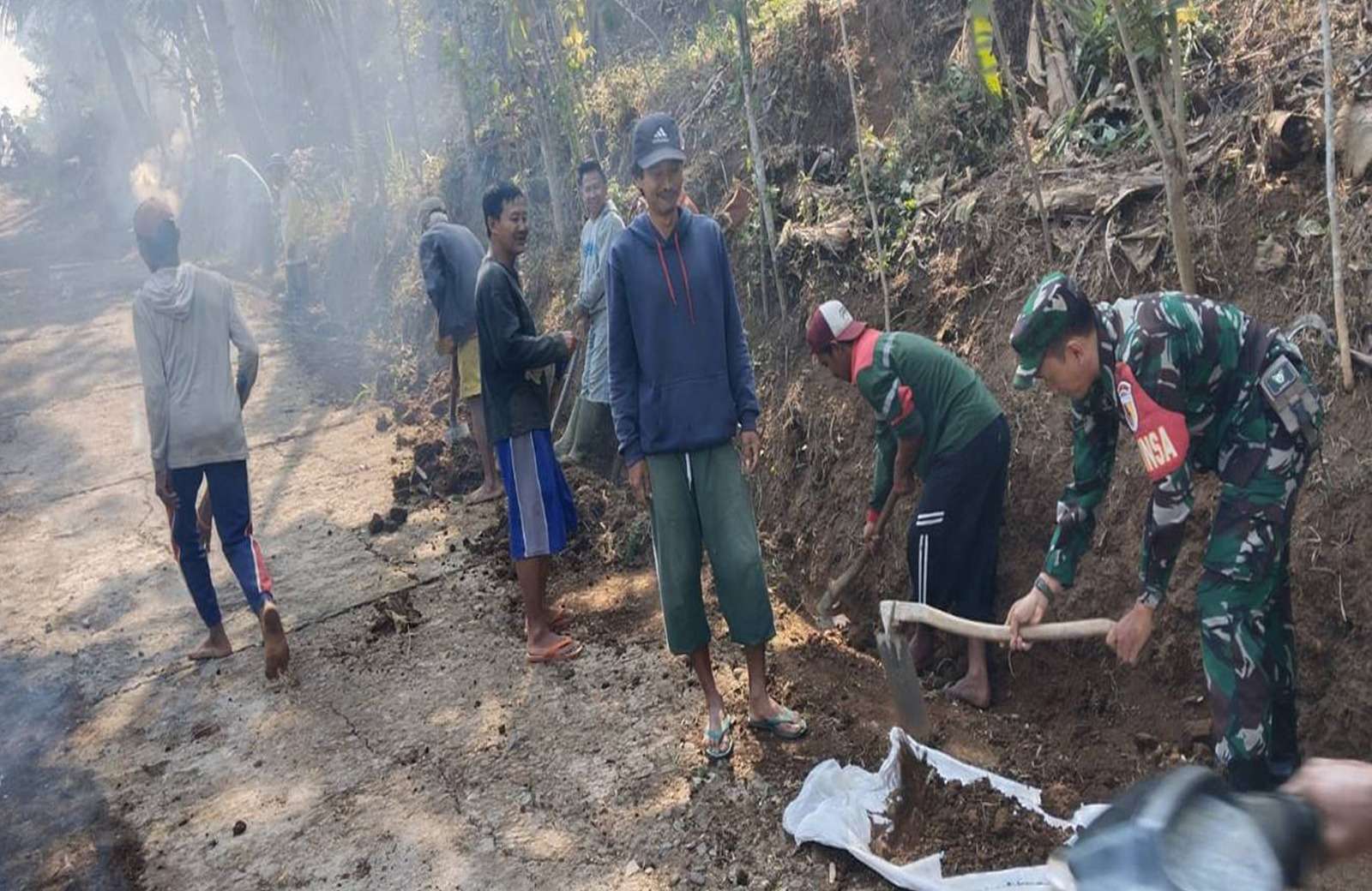 Kerja Bakti di Desa Tapakrejo: Babinsa dan Warga Bersinergi Bersihkan Lingkungan