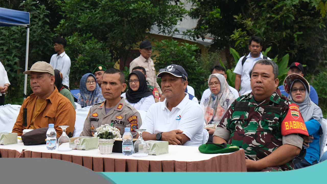 Rayakan Setahun Transformasi, PTPN I Regional 1 Antisipasi Abrasi Sungai Blumai dengan Penanaman Pohon