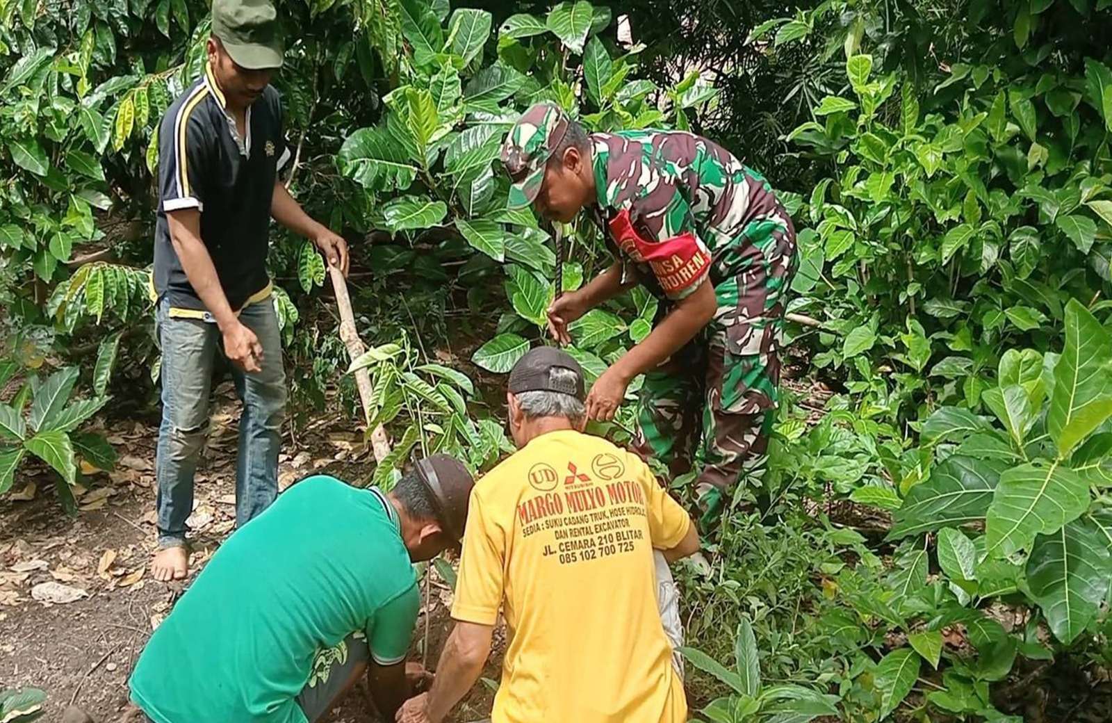 Babinsa Koramil Garum Tanam Pohon di Bantaran Sungai Abab: Cegah Erosi dan Lestarikan Lingkungan