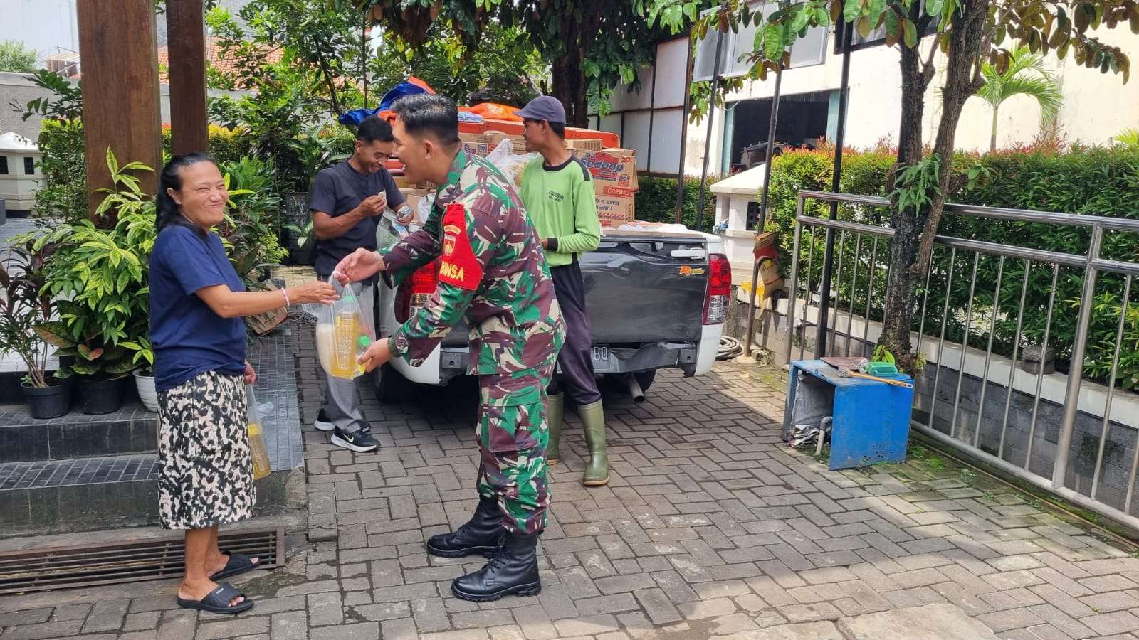 Babinsa Tipes Surakarta Pantau Penyaluran Sembako Murah untuk Warga