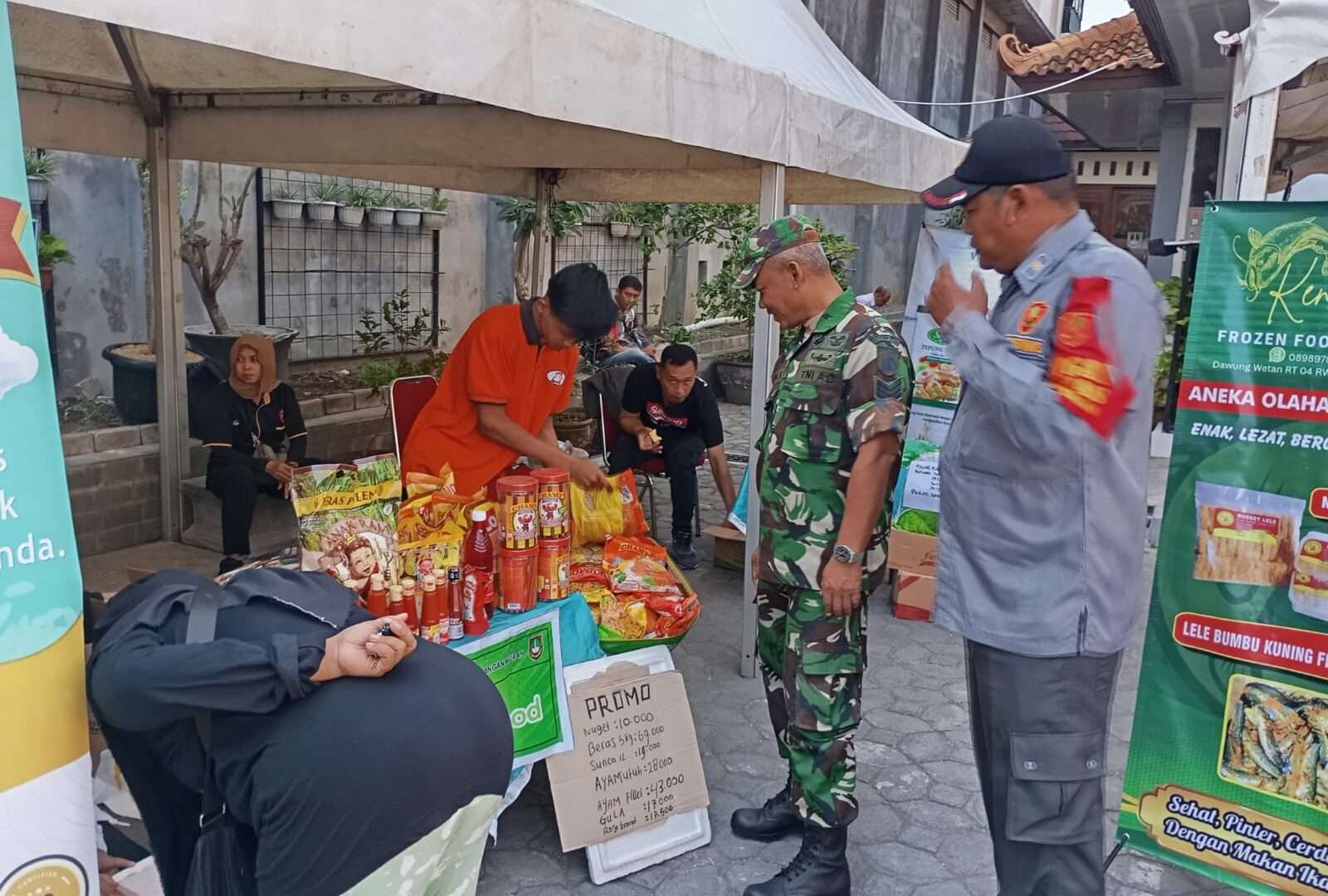 Babinsa Serengan Pantau dan Dukung Pelaksanaan Pasar Sembako Murah di Surakarta