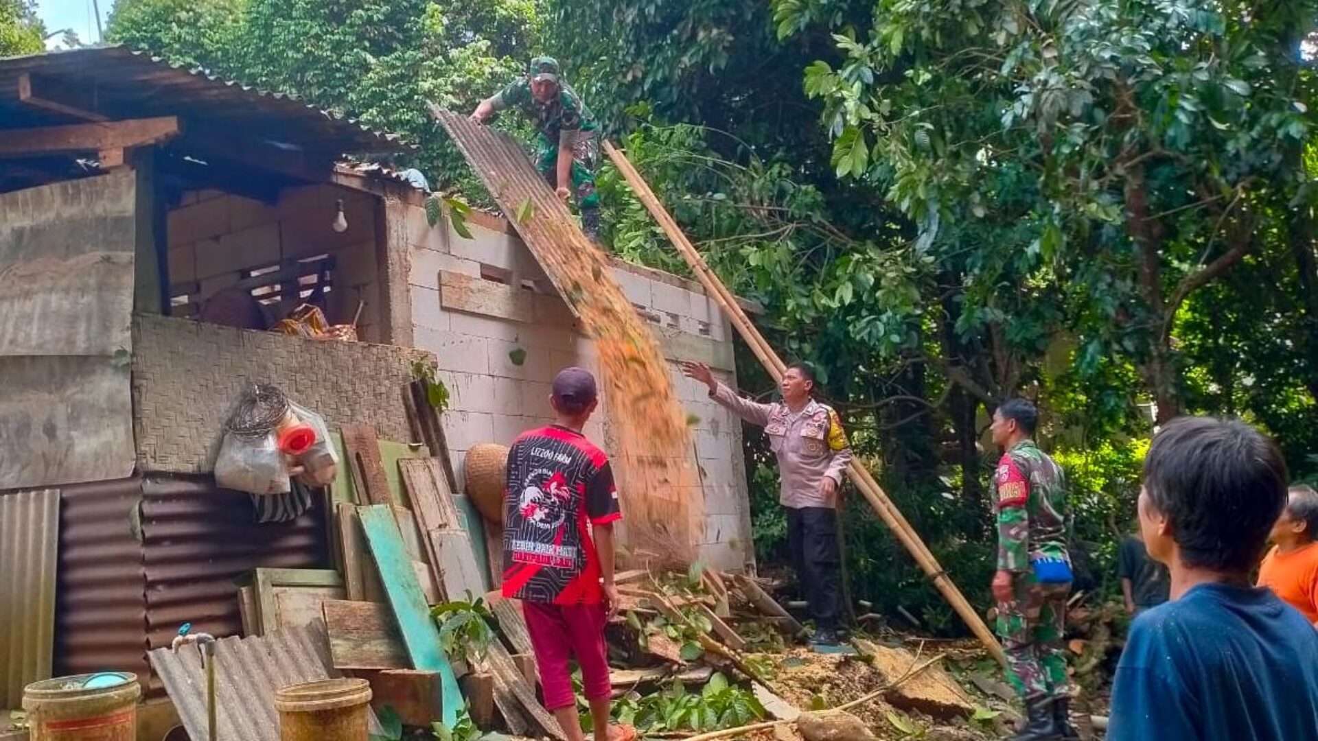 Pohon Duku Roboh Timpa Rumah Warga di Purbalingga, Ini Penyebabnya