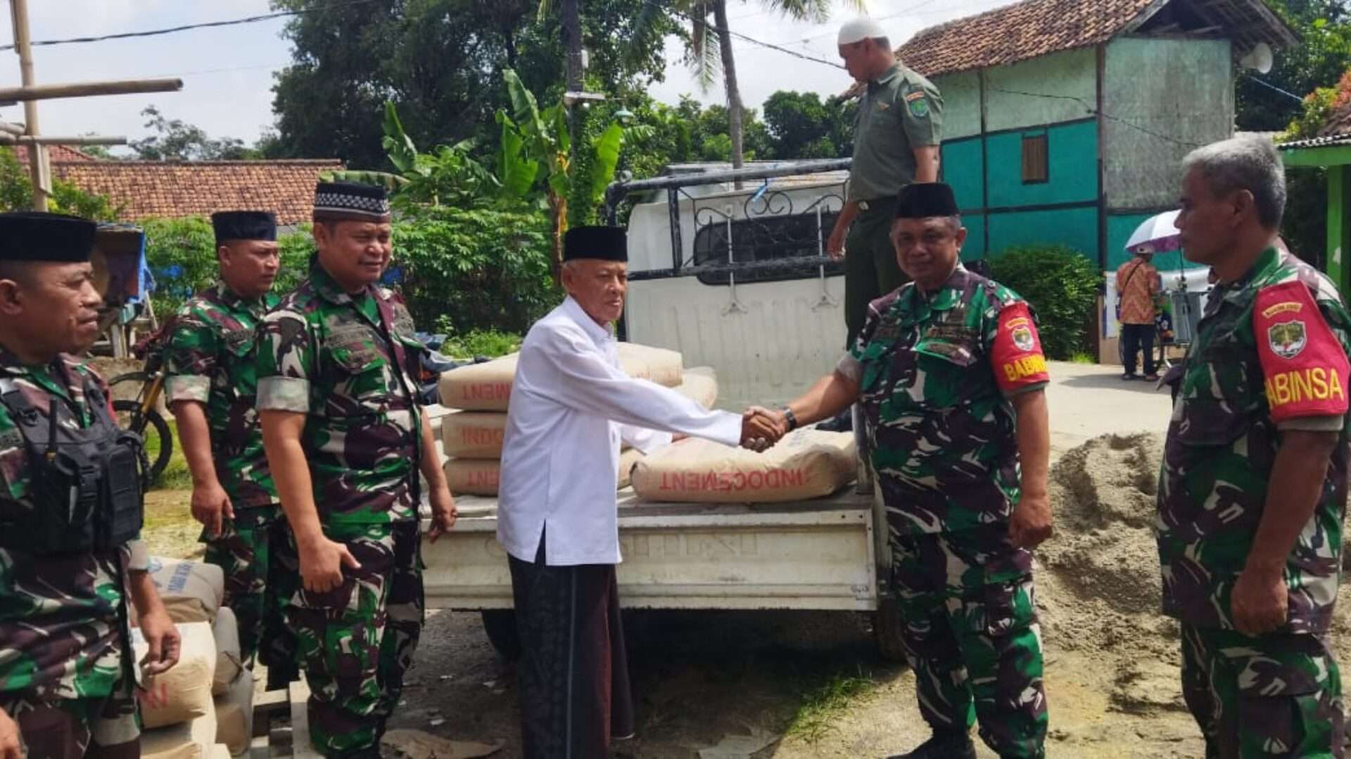 Koramil 05/Balaraja Salurkan Bantuan Semen untuk Pembangunan Masjid Jami’ Baitul Mu’min