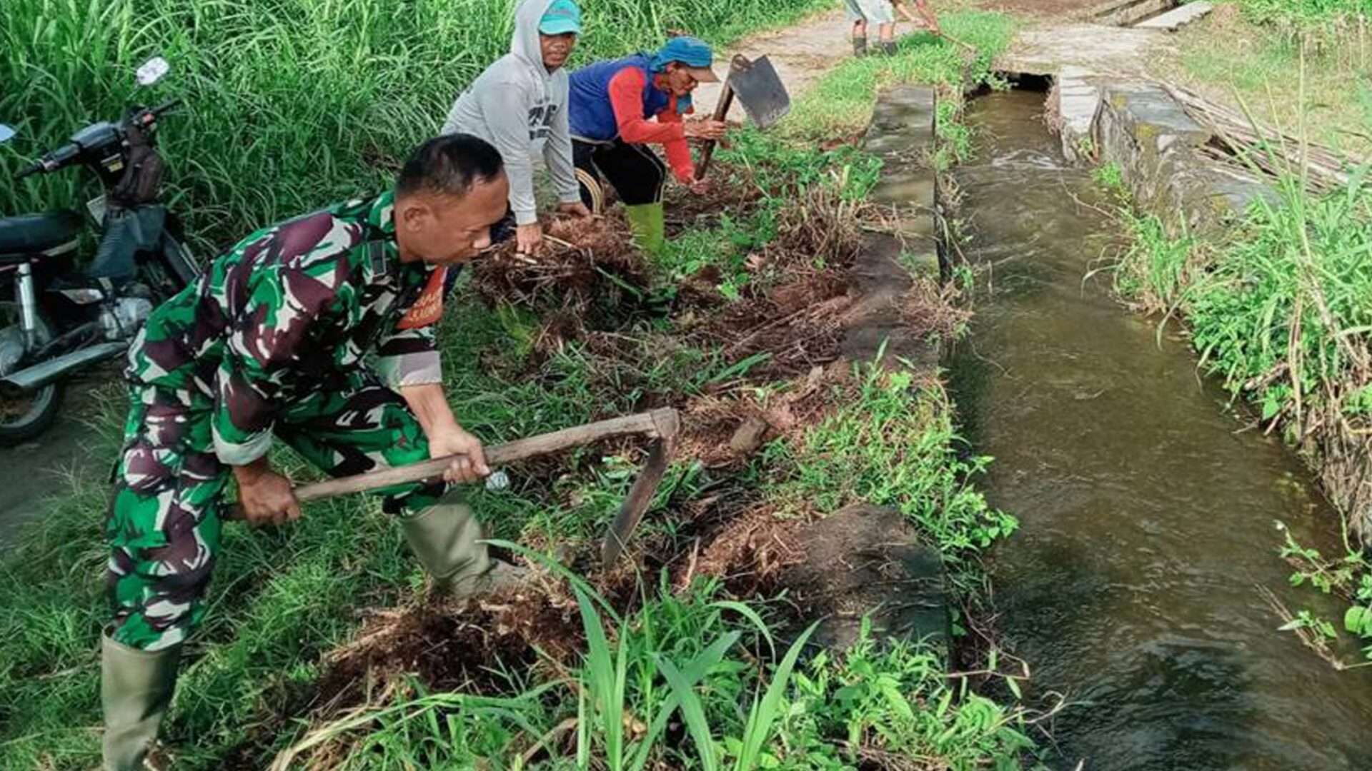 Babinsa dan Warga Karanggondang Bersihkan Saluran Irigasi, Dukung Ketahanan Pangan