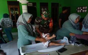 Babinsa Kauman Dampingi Posyandu, Cegah Stunting di Blitar