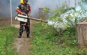 Babinsa Boyolali Lakukan Fogging untuk Cegah Penyebaran DBD di Desa Tempursari